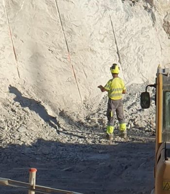 Peon de Obra Oficial de primera segunda tercera España Hombre trabajando en una fragmentación de roca.