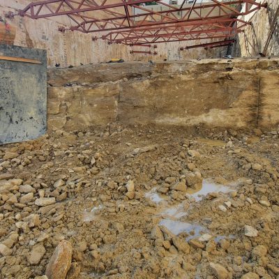 El vaciado urbano implica la demolición, limpieza y gestión de residuos en áreas urbanas, optimizando el espacio y promoviendo la renovación sostenible.